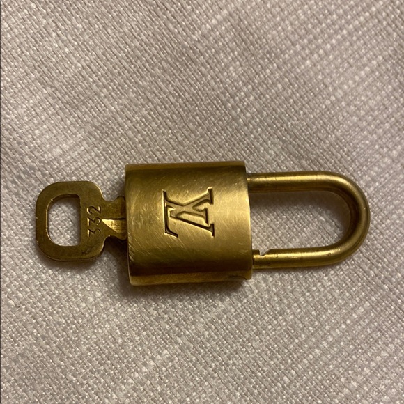 GC - Louis Vuitton Brass Padlock #332 with 1 key - Picture 4 of 4